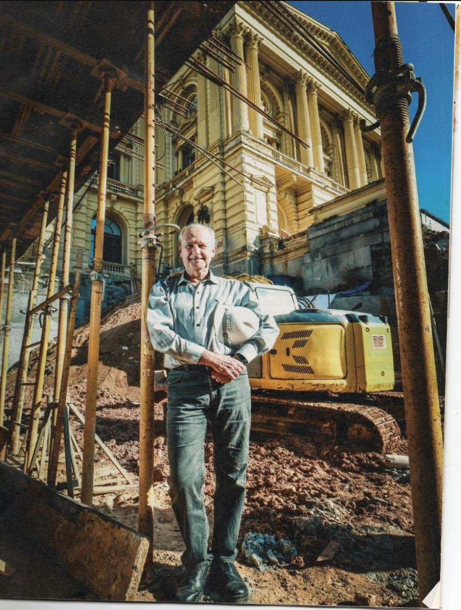 Eng. Frederico Martinelli diante do Museu do Ipiranga, durante as obras